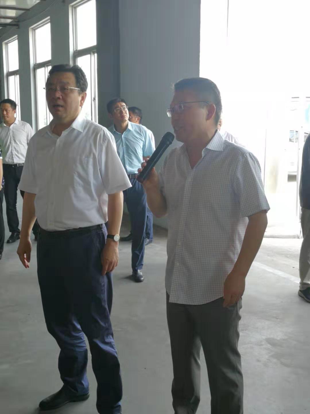 省委常委、統(tǒng)戰(zhàn)部部長楊岳(左)現(xiàn)場聽匯報(bào) 省委常委、統(tǒng)戰(zhàn)部部長楊岳(左)現(xiàn)場聽匯報(bào)